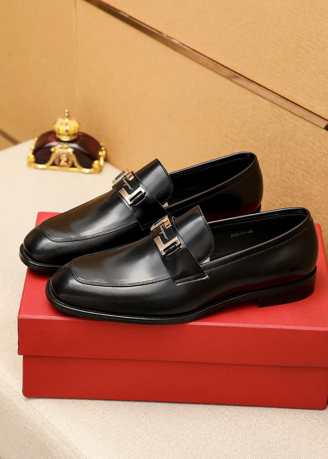 Men's shoes💰460💰 Product trademark: Ferragamo "Ferragamo" casual leather shoes Regular size: 38-44 (45🉑️customized) Product materials: Selected imported first-layer open-edge beaded cowhide leather upper + luxury hardware buckle, imported water-dyed cowhide leather lining. Strong three-dimensional visual effect, original outsole color: 1⃣️color optional